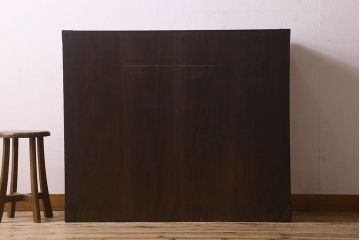 アンティーク家具　和製アンティーク　前面欅材　漆塗り　菊の描かれた金具が和の空間を引きたてる米沢箪笥(衣装箪笥、引き出し)