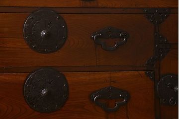 アンティーク家具　和製アンティーク　前面欅材　漆塗り　菊の描かれた金具が和の空間を引きたてる米沢箪笥(衣装箪笥、引き出し)