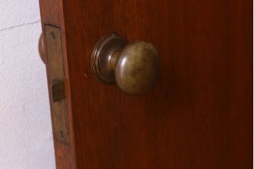 昭和レトロ　温かみのある質感が素敵な木製ドア(扉)