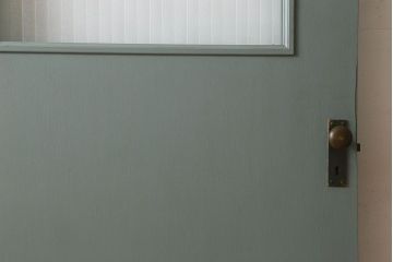 ペイント建具　銀モールガラス入りのレトロなドア(扉)