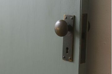 ペイント建具　銀モールガラス入りのレトロなドア(扉)