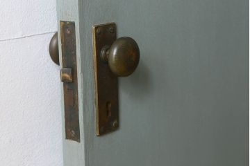 ペイント建具　銀モールガラス入りのレトロなドア(扉)