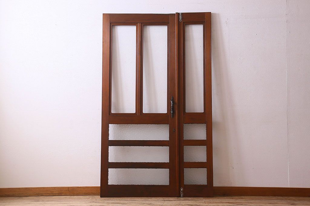 昭和レトロ　両開き　優美なデザインの取っ手が素敵な檜材製の親子ドア(扉)