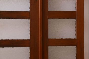 昭和レトロ　両開き　優美なデザインの取っ手が素敵な檜材製の親子ドア(扉)