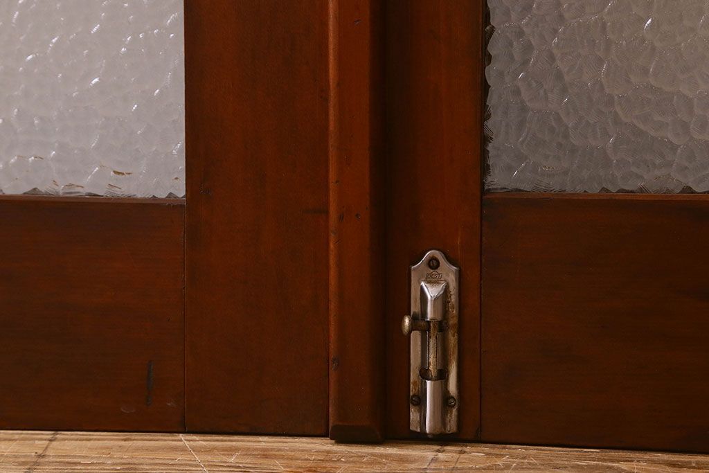 昭和レトロ　両開き　優美なデザインの取っ手が素敵な檜材製の親子ドア(扉)