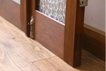 昭和レトロ　両開き　優美なデザインの取っ手が素敵な檜材製の親子ドア(扉)