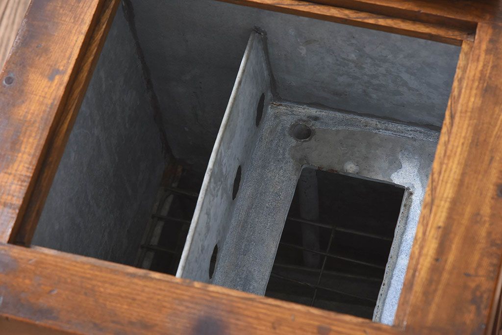 アンティーク雑貨　和製アンティーク　小振りな木製冷蔵庫(収納箱)