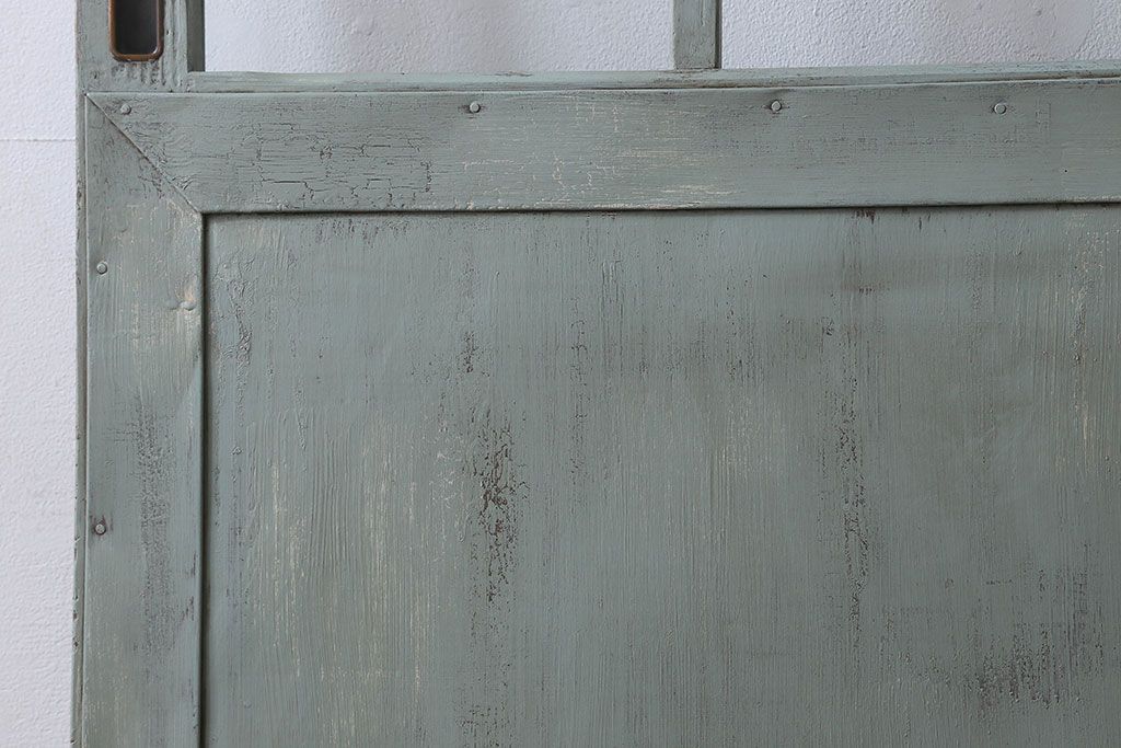 ペイント家具　シャビーな雰囲気が魅力的なペイント引き戸(ガラス戸、仕切り戸)