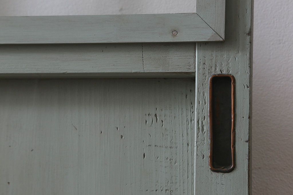 ペイント家具　シャビーな雰囲気が魅力的なペイント引き戸(ガラス戸、仕切り戸)