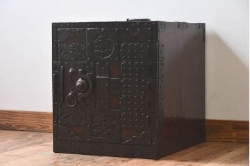 アンティーク家具　和製アンティーク　重厚な手打ち金具が趣深い船箪笥(掛硯型、懸硯型、舟箪笥、佐渡箪笥)