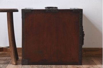 アンティーク家具　和製アンティーク　重厚な手打ち金具が趣深い船箪笥(掛硯型、懸硯型、舟箪笥、佐渡箪笥)