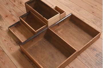 アンティーク家具　和製アンティーク　重厚な手打ち金具が趣深い船箪笥(掛硯型、懸硯型、舟箪笥、佐渡箪笥)