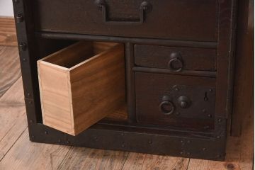 アンティーク家具　和製アンティーク　重厚な手打ち金具が趣深い船箪笥(掛硯型、懸硯型、舟箪笥、佐渡箪笥)