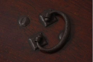 アンティーク家具　和製アンティーク　重厚な手打ち金具が趣深い船箪笥(掛硯型、懸硯型、舟箪笥、佐渡箪笥)