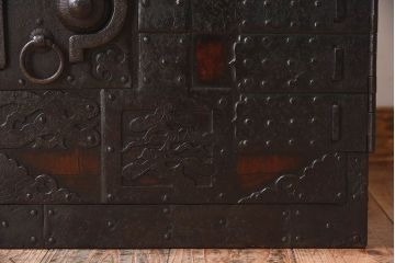 アンティーク家具　和製アンティーク　重厚な手打ち金具が趣深い船箪笥(掛硯型、懸硯型、舟箪笥、佐渡箪笥)