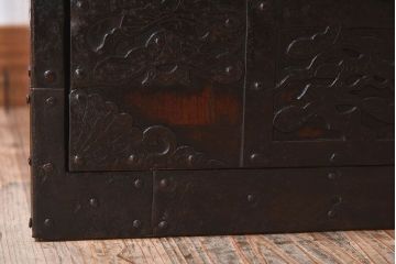 アンティーク家具　和製アンティーク　重厚な手打ち金具が趣深い船箪笥(掛硯型、懸硯型、舟箪笥、佐渡箪笥)
