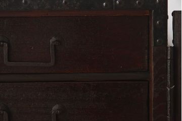アンティーク家具　和製アンティーク　重厚な手打ち金具が趣深い船箪笥(掛硯型、懸硯型、舟箪笥、佐渡箪笥)