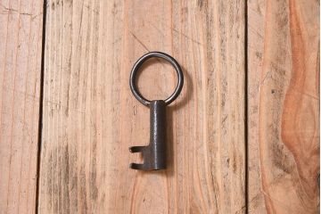 アンティーク家具　和製アンティーク　重厚な手打ち金具が趣深い船箪笥(掛硯型、懸硯型、舟箪笥、佐渡箪笥)
