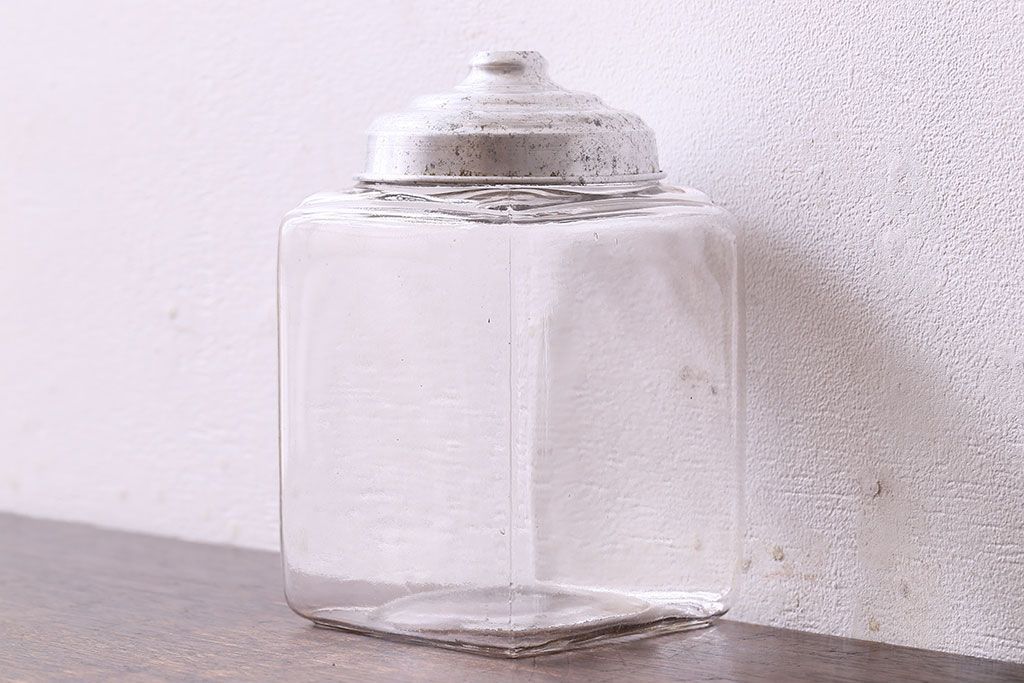 アンティーク雑貨　アルミ蓋付き　レトロな雰囲気を放つガラス瓶(角瓶)