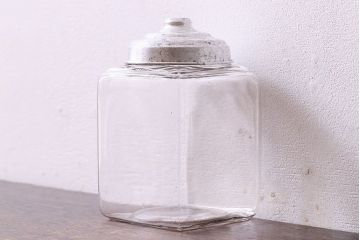 アンティーク雑貨　アルミ蓋付き　レトロな雰囲気を放つガラス瓶(角瓶)