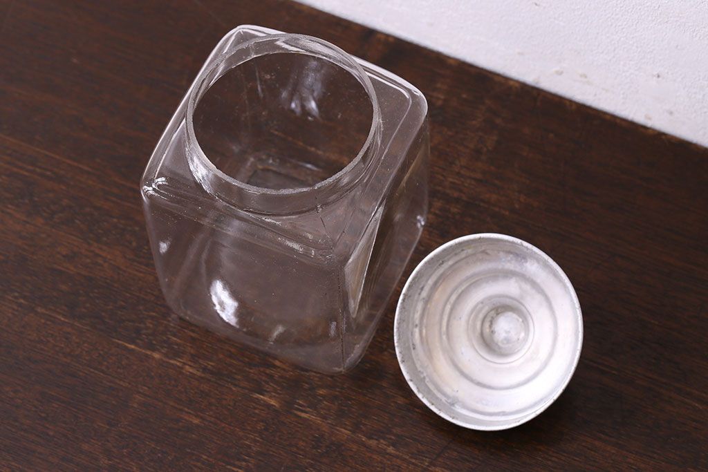 アンティーク雑貨　アルミ蓋付き　レトロな雰囲気を放つガラス瓶(角瓶)