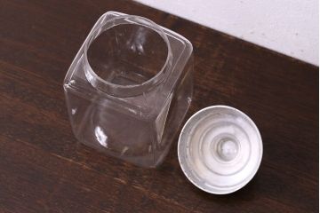 アンティーク雑貨　アルミ蓋付き　レトロな雰囲気を放つガラス瓶(角瓶)