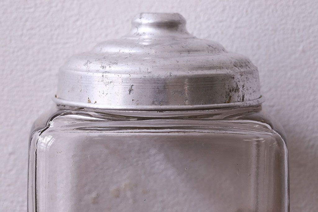 アンティーク雑貨　アルミ蓋付き　レトロな雰囲気を放つガラス瓶(角瓶)