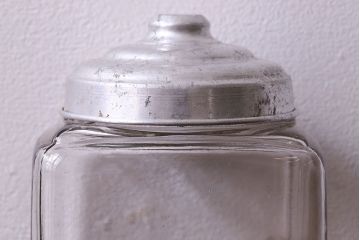 アンティーク雑貨　アルミ蓋付き　レトロな雰囲気を放つガラス瓶(角瓶)