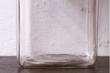 アンティーク雑貨　アルミ蓋付き　レトロな雰囲気を放つガラス瓶(角瓶)