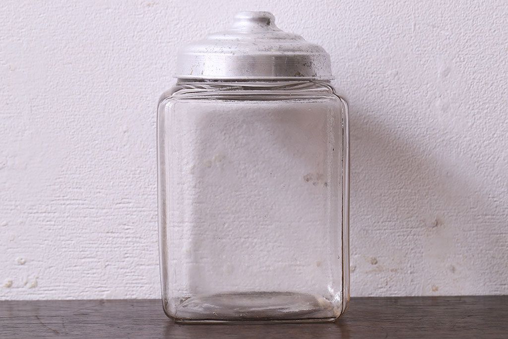 アンティーク雑貨　アルミ蓋付き　レトロな雰囲気を放つガラス瓶(角瓶)