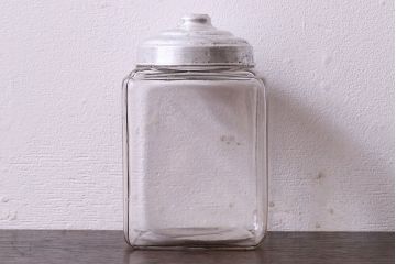 アンティーク雑貨　アルミ蓋付き　レトロな雰囲気を放つガラス瓶(角瓶)