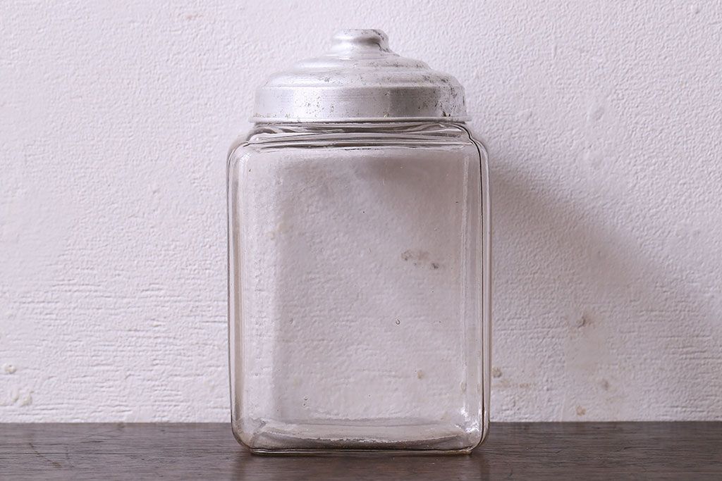 アンティーク雑貨　アルミ蓋付き　レトロな雰囲気を放つガラス瓶(角瓶)
