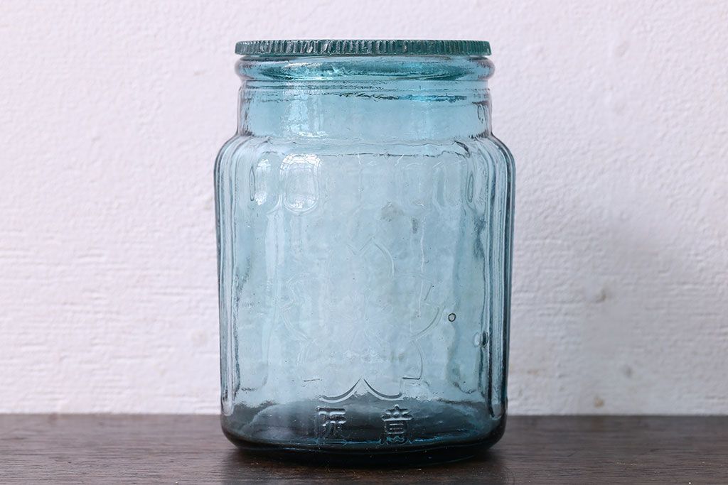 アンティーク雑貨　アンティーク　涼しげな色合いと桜の模様が魅力的な蓋付きガラス瓶(ガラスビン)(1)
