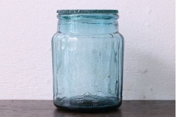 アンティーク雑貨　アンティーク　涼しげな色合いと桜の模様が魅力的な蓋付きガラス瓶(ガラスビン)(1)