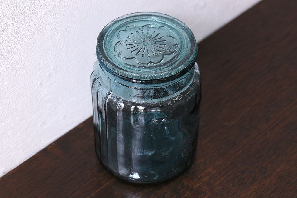 アンティーク雑貨　アンティーク　涼しげな色合いと桜の模様が魅力的な蓋付きガラス瓶(ガラスビン)(1)