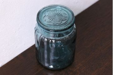 アンティーク雑貨　アンティーク　涼しげな色合いと桜の模様が魅力的な蓋付きガラス瓶(ガラスビン)(1)