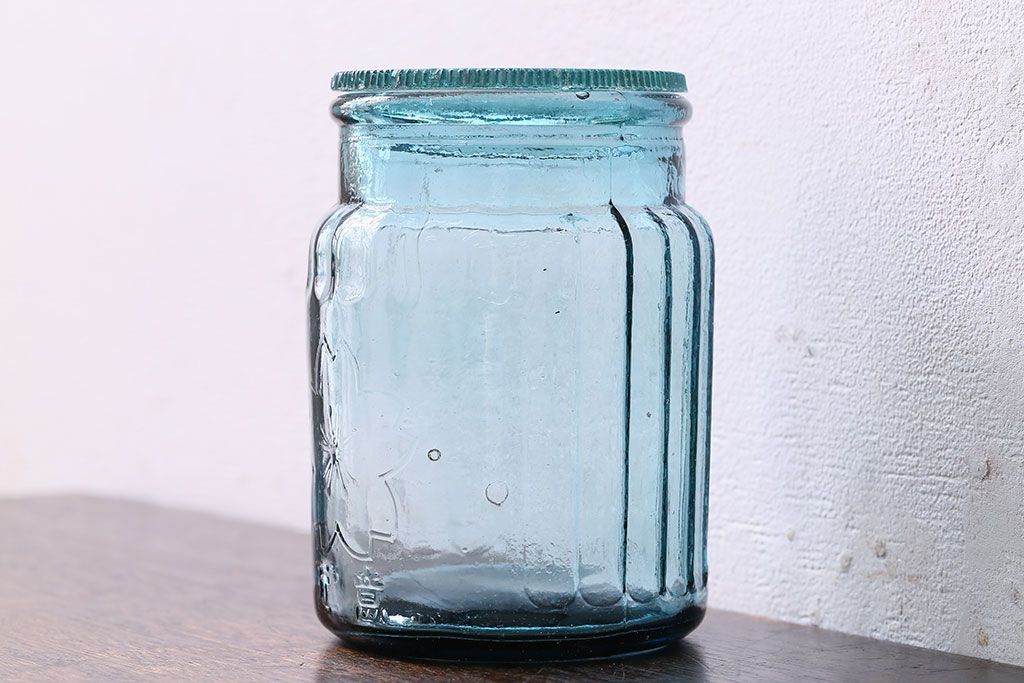 アンティーク雑貨　アンティーク　涼しげな色合いと桜の模様が魅力的な蓋付きガラス瓶(ガラスビン)(1)