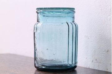 アンティーク雑貨　アンティーク　涼しげな色合いと桜の模様が魅力的な蓋付きガラス瓶(ガラスビン)(1)