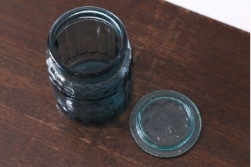 アンティーク雑貨　アンティーク　涼しげな色合いと桜の模様が魅力的な蓋付きガラス瓶(ガラスビン)(1)