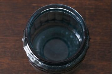 アンティーク雑貨　アンティーク　涼しげな色合いと桜の模様が魅力的な蓋付きガラス瓶(ガラスビン)(1)