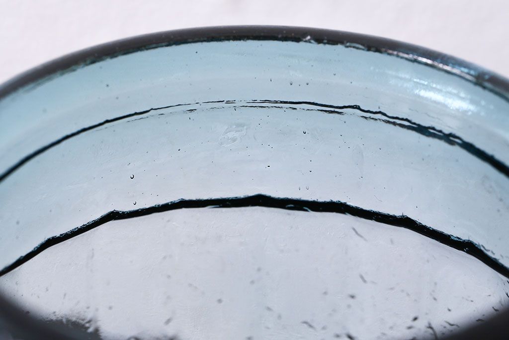 アンティーク雑貨　アンティーク　涼しげな色合いと桜の模様が魅力的な蓋付きガラス瓶(ガラスビン)(1)