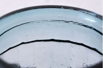 アンティーク雑貨　アンティーク　涼しげな色合いと桜の模様が魅力的な蓋付きガラス瓶(ガラスビン)(1)