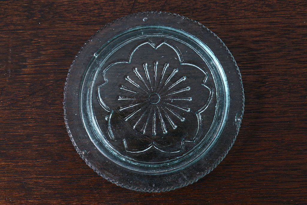 アンティーク雑貨　アンティーク　涼しげな色合いと桜の模様が魅力的な蓋付きガラス瓶(ガラスビン)(1)