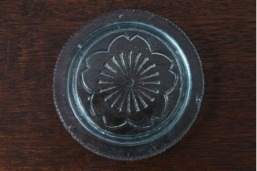 アンティーク雑貨　アンティーク　涼しげな色合いと桜の模様が魅力的な蓋付きガラス瓶(ガラスビン)(1)