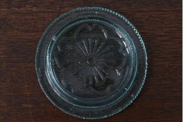 アンティーク雑貨　アンティーク　涼しげな色合いと桜の模様が魅力的な蓋付きガラス瓶(ガラスビン)(1)