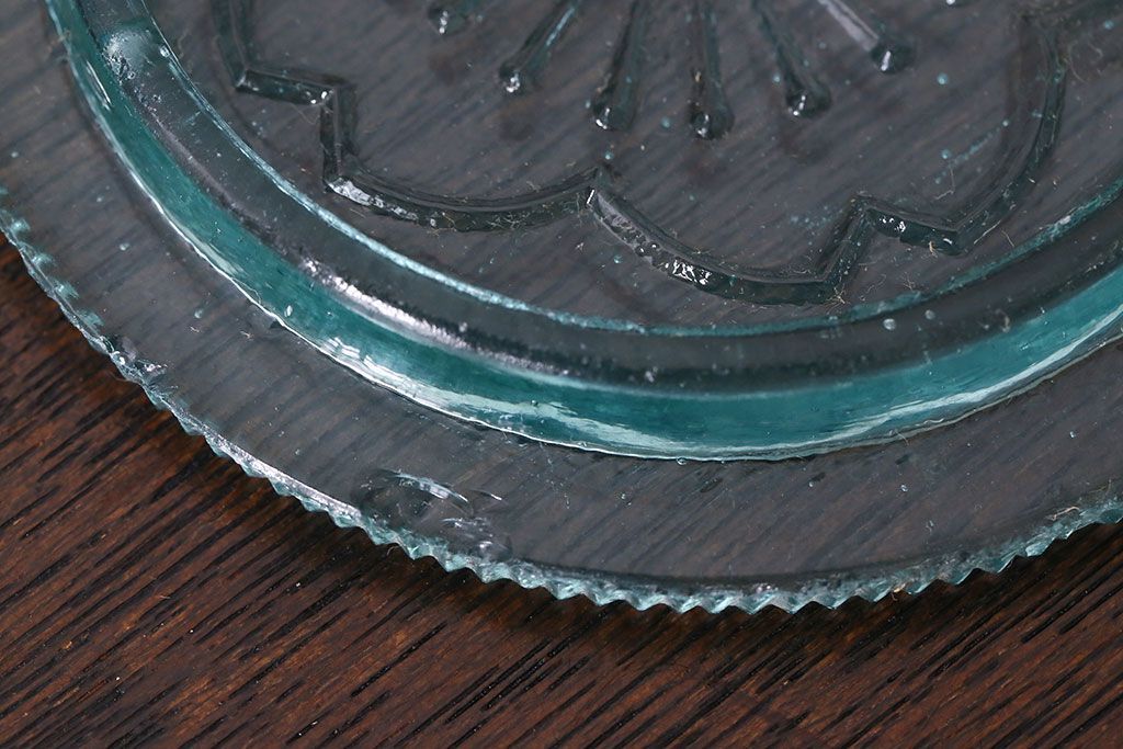 アンティーク雑貨　アンティーク　涼しげな色合いと桜の模様が魅力的な蓋付きガラス瓶(ガラスビン)(1)