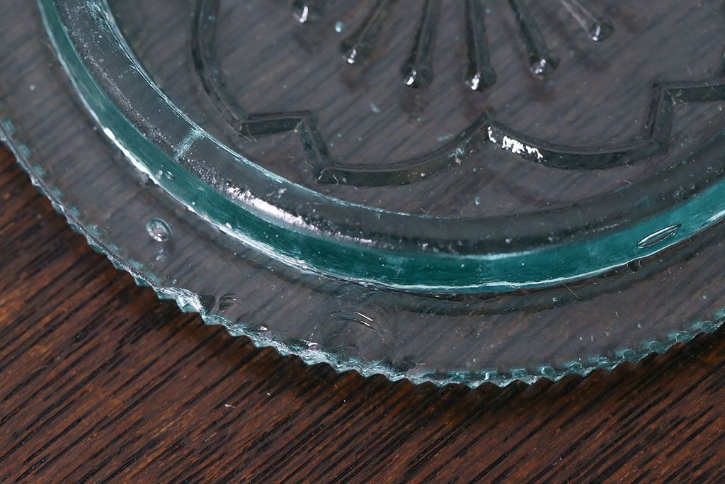 アンティーク雑貨　アンティーク　涼しげな色合いと桜の模様が魅力的な蓋付きガラス瓶(ガラスビン)(1)