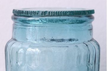 アンティーク雑貨　アンティーク　涼しげな色合いと桜の模様が魅力的な蓋付きガラス瓶(ガラスビン)(1)