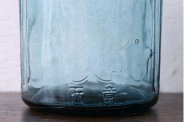 アンティーク雑貨　アンティーク　涼しげな色合いと桜の模様が魅力的な蓋付きガラス瓶(ガラスビン)(1)