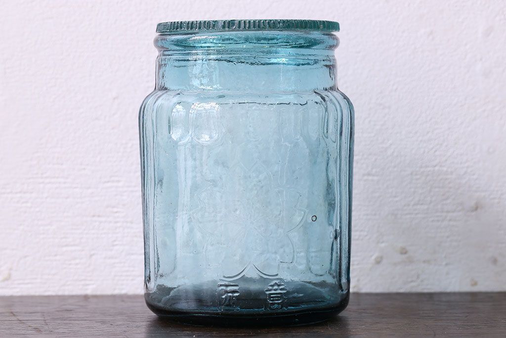 アンティーク雑貨　アンティーク　涼しげな色合いと桜の模様が魅力的な蓋付きガラス瓶(ガラスビン)(1)